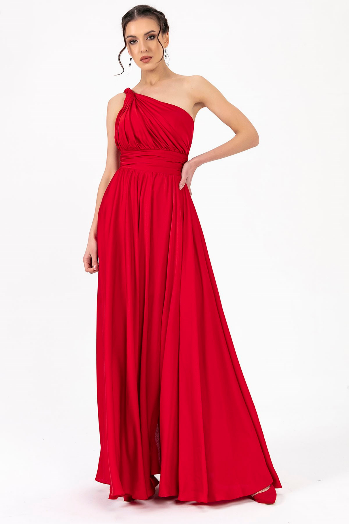 Abito lungo rosso in tessuto satinato monospalla con spacco laterale, moda-mania, abiti lunghi eleganti e sofisticati.