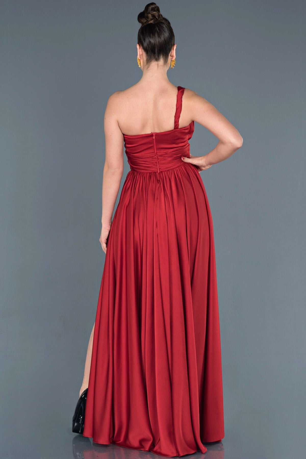 Abito lungo rosso in tessuto satinato Moda-Mania, monospalla con spacco laterale, elegante e fluido, ideale per occasioni speciali.