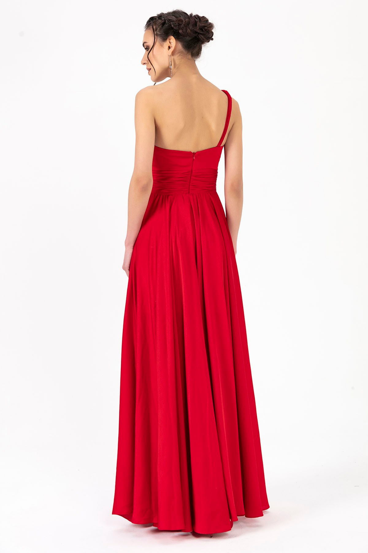 Abito lungo rosso in tessuto satinato monospalla con spacco laterale, Moda-Mania, elegante e sofisticato.