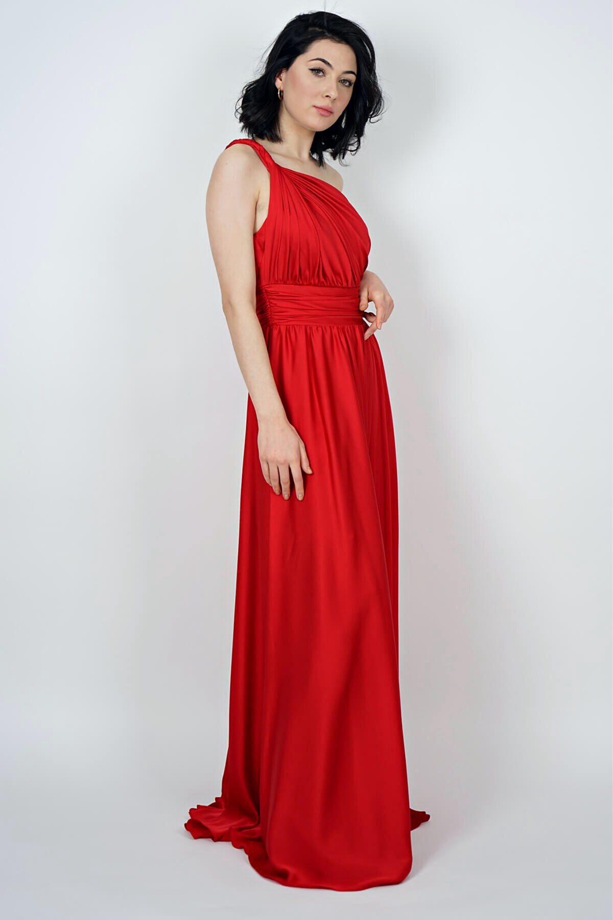 Abito lungo rosso in tessuto satinato monospalla con spacco laterale, vestito elegante Moda-Mania.