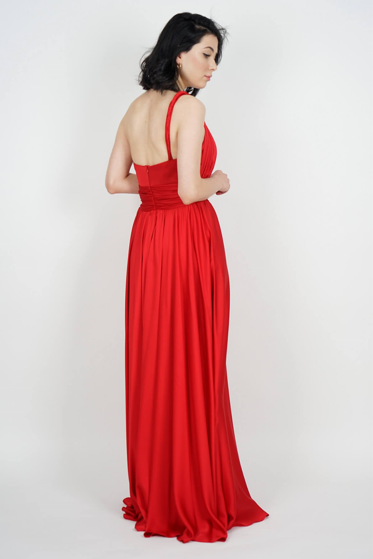 Abito lungo rosso in tessuto satinato monospalla con spacco laterale, moda-mania, elegante e sofisticato.