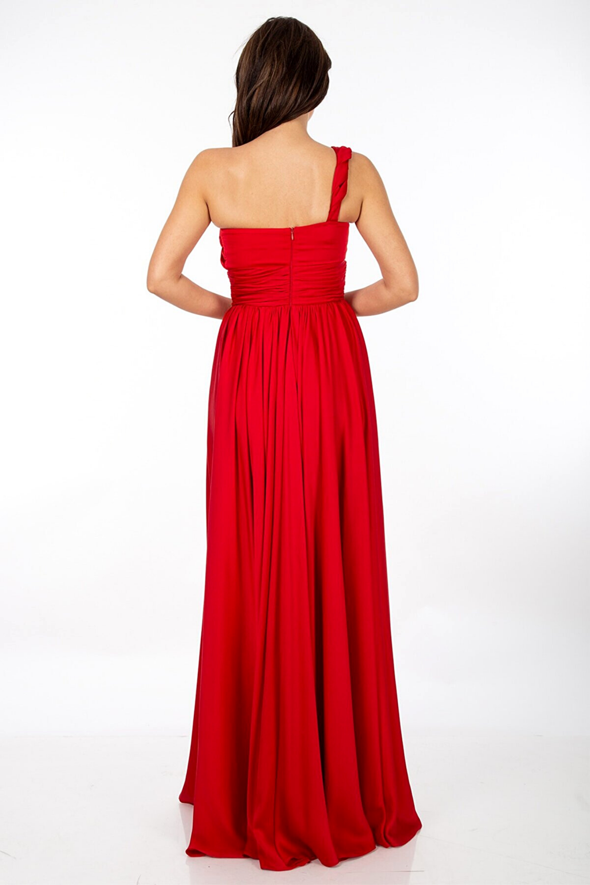 Abito lungo rosso in tessuto satinato con spacco laterale e dettaglio monospalla, di Moda-Mania, indossato in un'immagine.