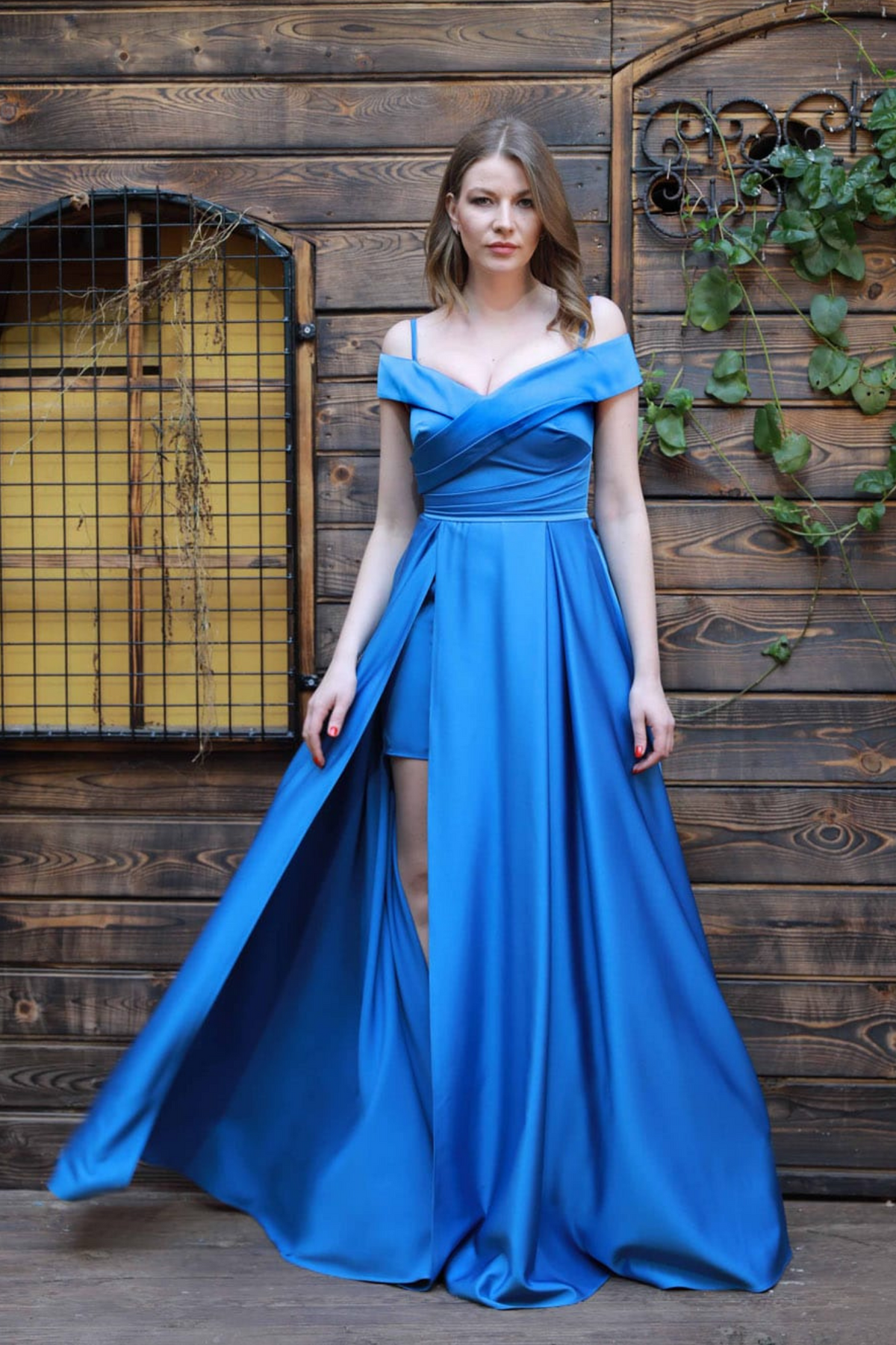 Abito lungo svasato blu celeste in taffetà con scollo a barchetta e spacco laterale, firmato Moda-Mania, visibile in primo piano
