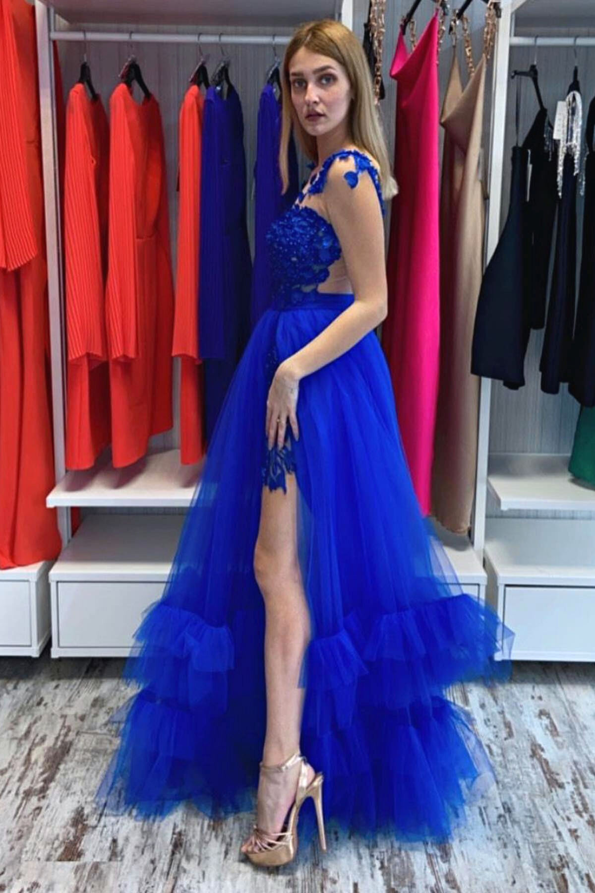 Abito lungo svasato blu elettrico Moda-Mania con gonna in tulle e corpetto a fiori 3D, elegante e femminile.