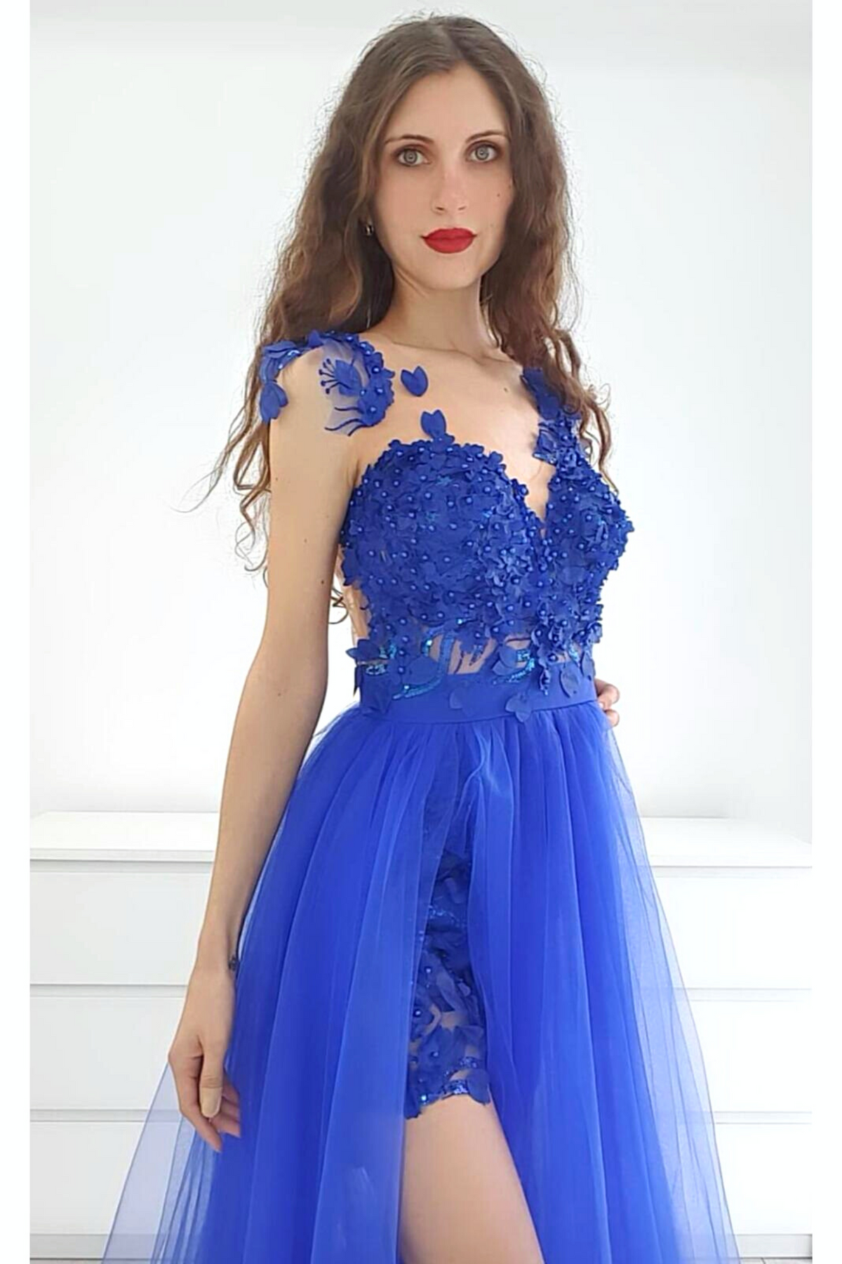 Abito lungo svasato blu elettrico Moda-Mania con gonna in tulle e corpetto a fiori 3D, elegante e femminile.