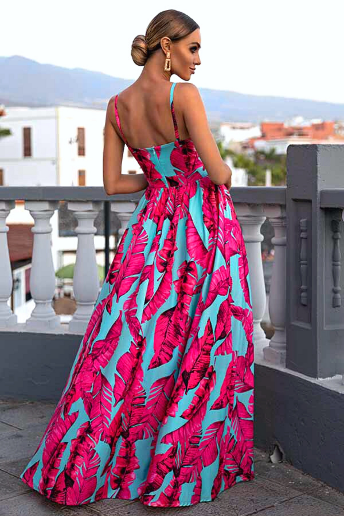 Abito lungo svasato estivo celeste con fantasia foglie fucsia e spacchi laterali, moda Moda-Mania, abiti lunghi femminili