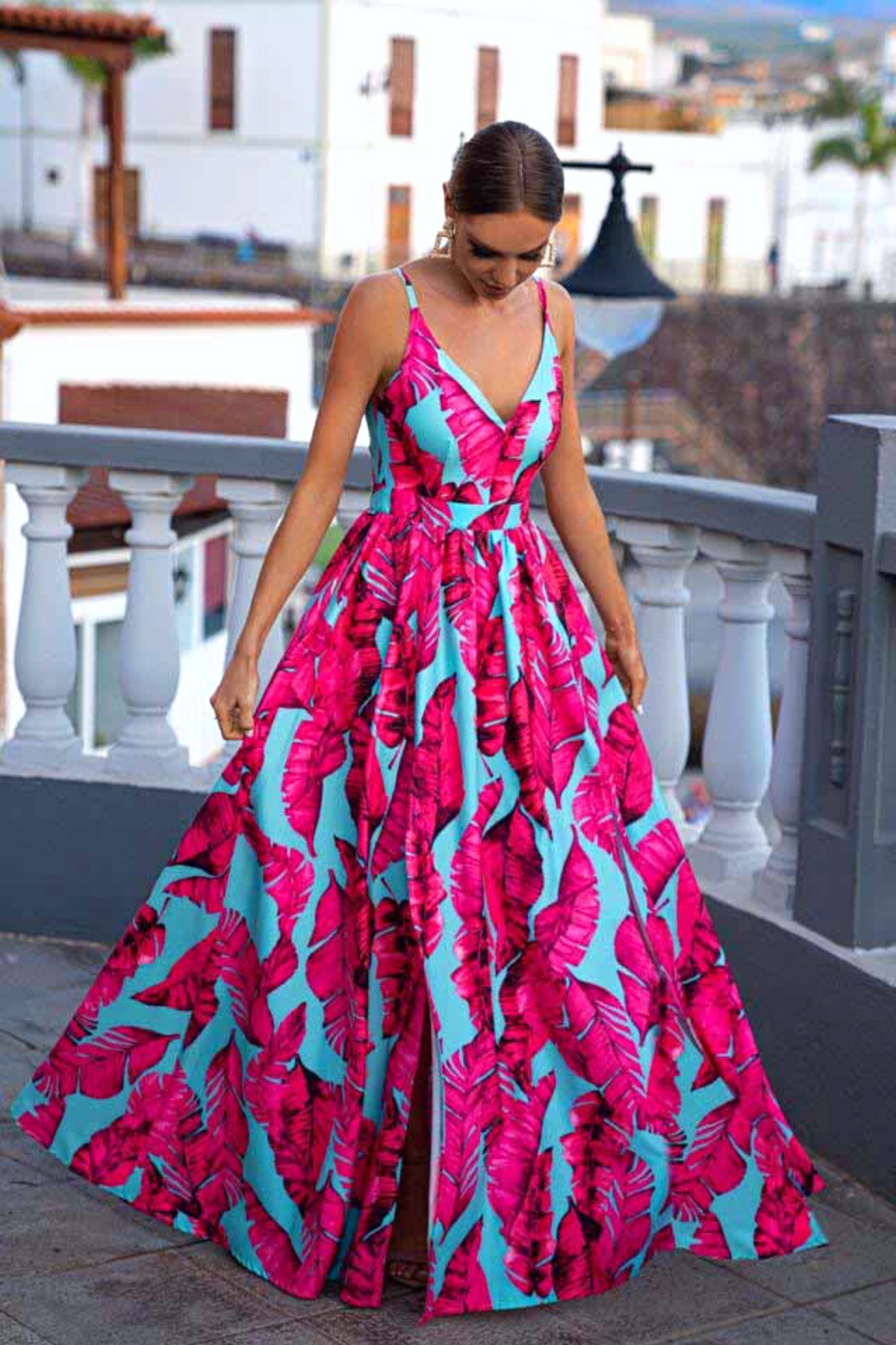 Abito lungo svasato estivo celeste con fantasia foglie fucsia e spacchi laterali, di Moda-Mania, abbigliamento donna.