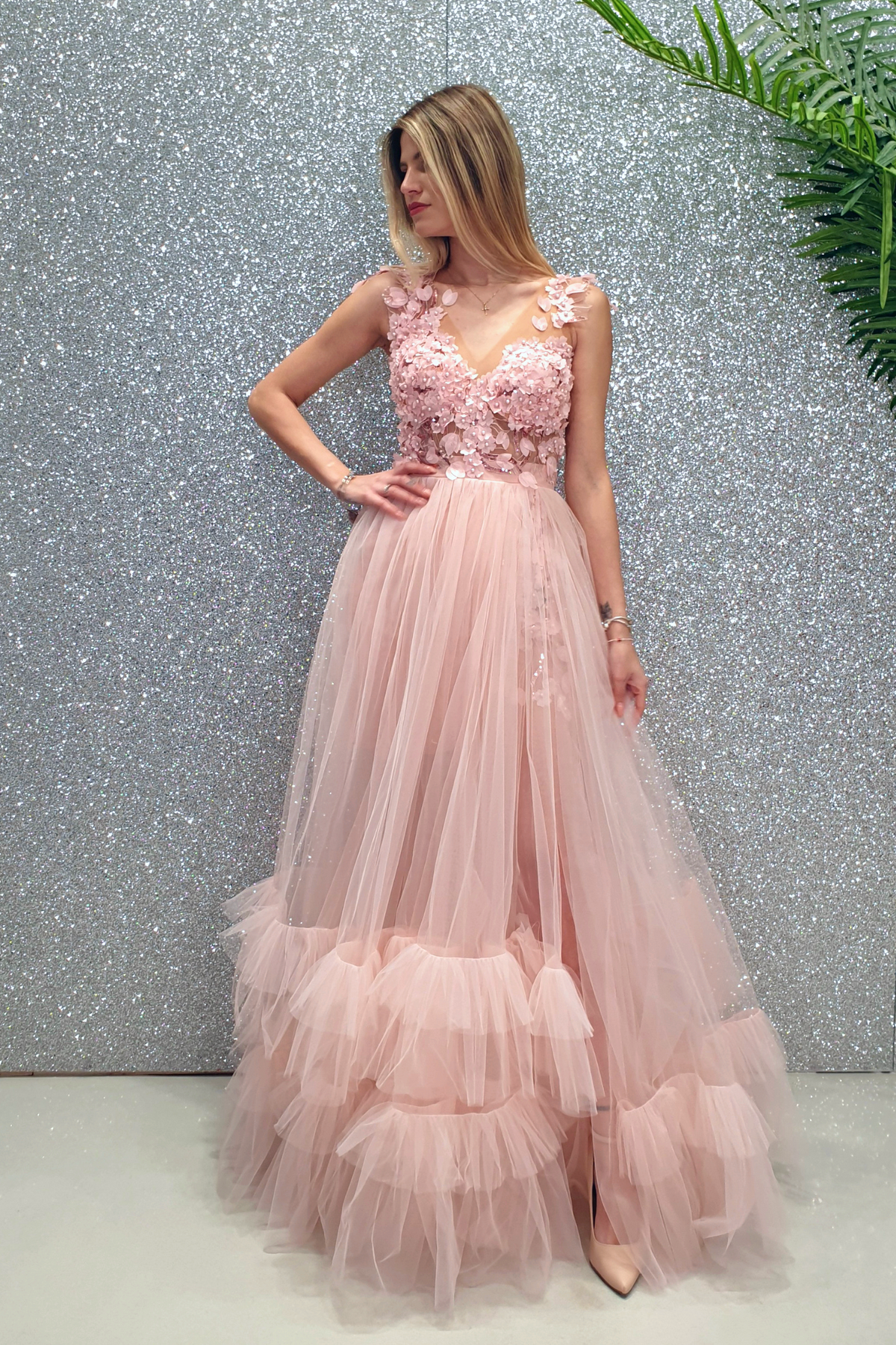 Abito lungo svasato rosa Moda-Mania con gonna in tulle e corpetto a fiori tridimensionali, vestito elegante e femminile.