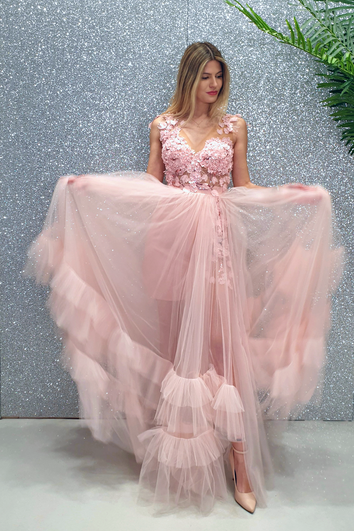 Abito lungo svasato rosa Moda-Mania con gonna in tulle e corpetto decorato con fiori 3D, vista frontale elegante e femminile.