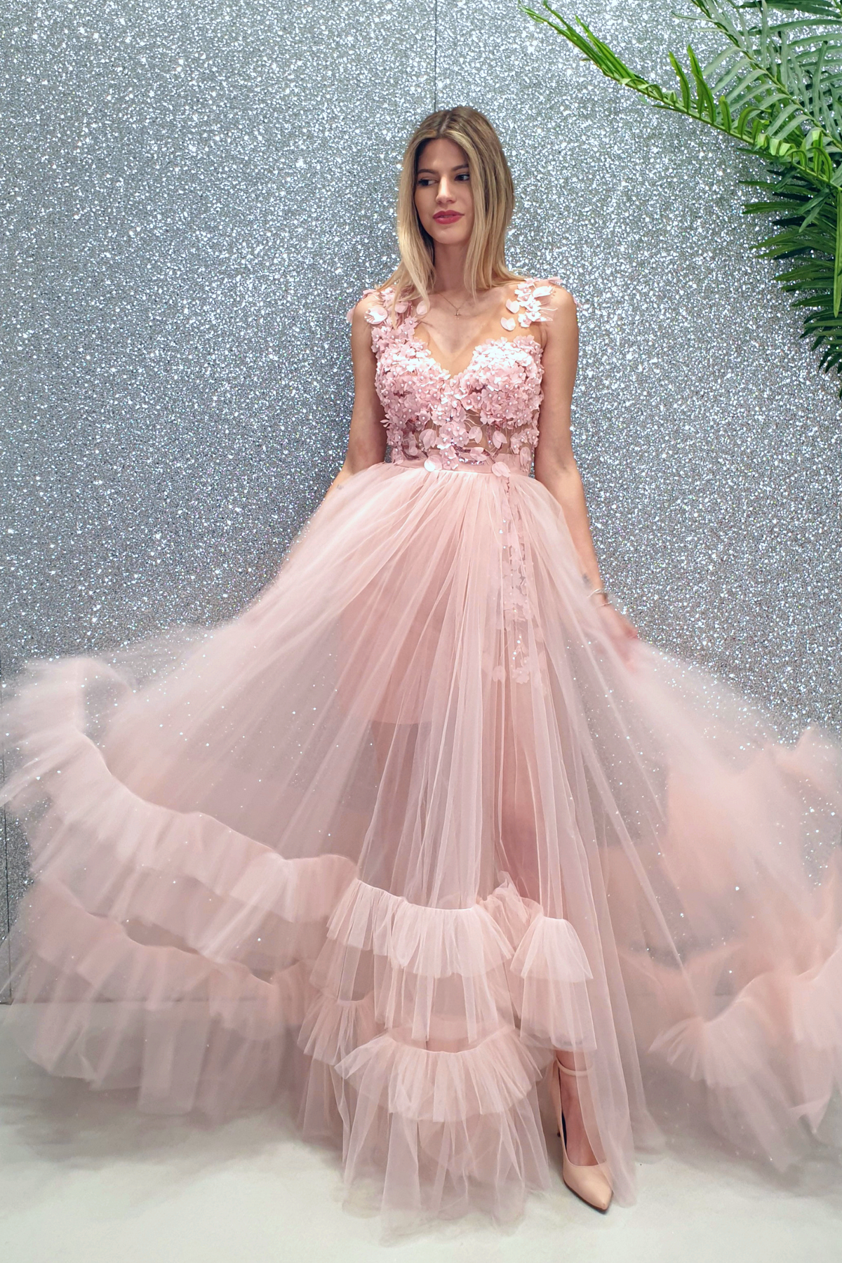 Abito lungo rosa svasato con gonna in tulle e corpetto a fiori 3D, firmato Moda-Mania, mostra dettagli floreali e tessuto elegante.