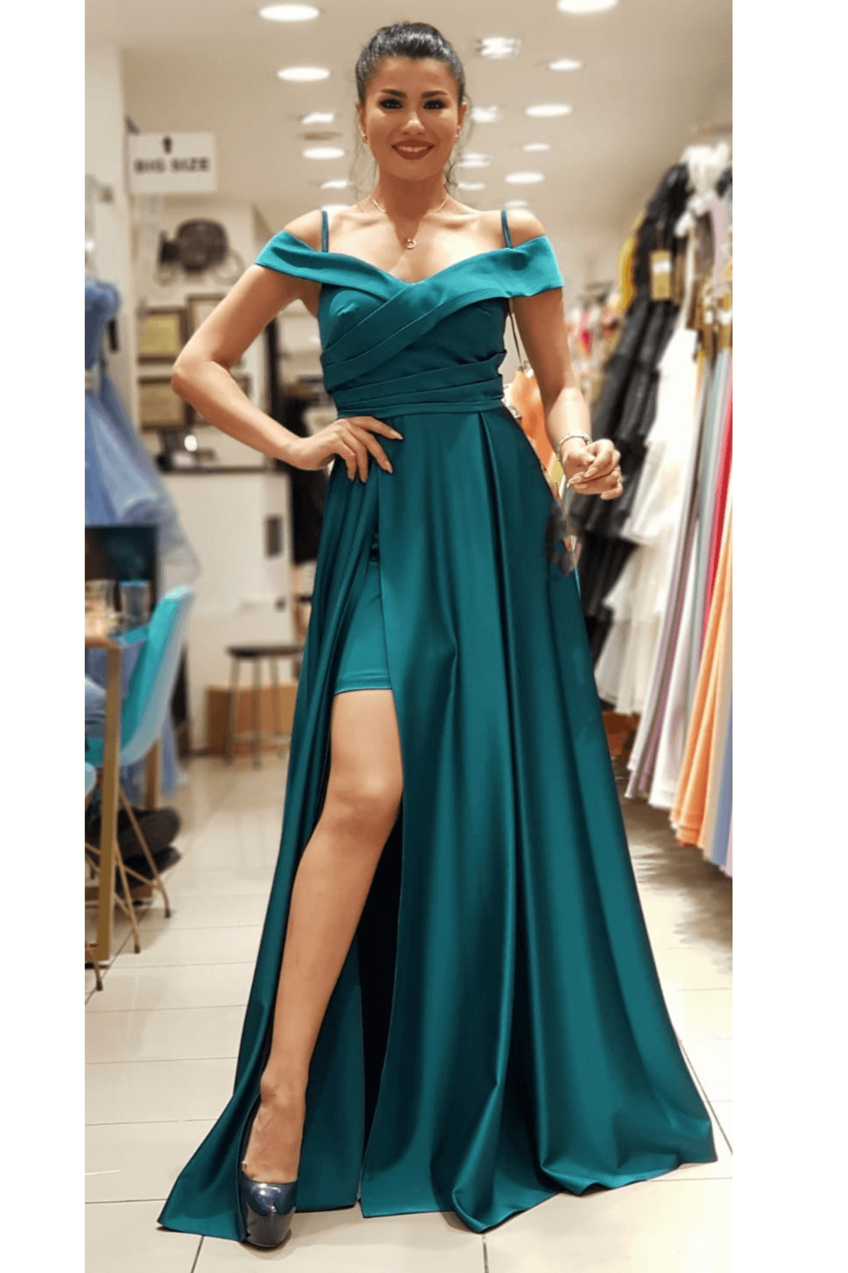 Abito lungo svasato verde smeraldo in taffetà con scollo a barchetta e spacco laterale, firmato Moda-Mania.