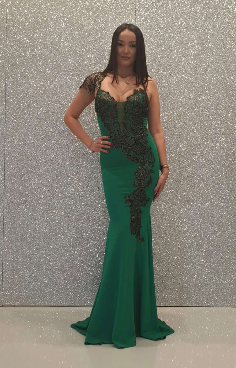 Abito lungo verde a sirena Chanttal con ricami floreali neri e dorati, dettagli eleganti e tessuto raffinato.