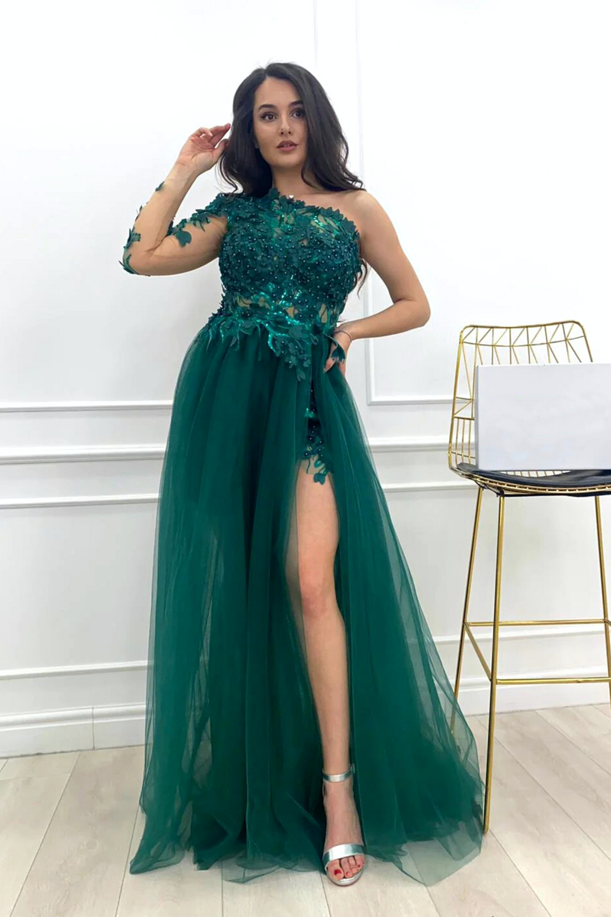 Abito lungo mono manica verde smeraldo Moda-Mania con strascico in tulle e corpetto a fiori 3D, elegante e raffinato.