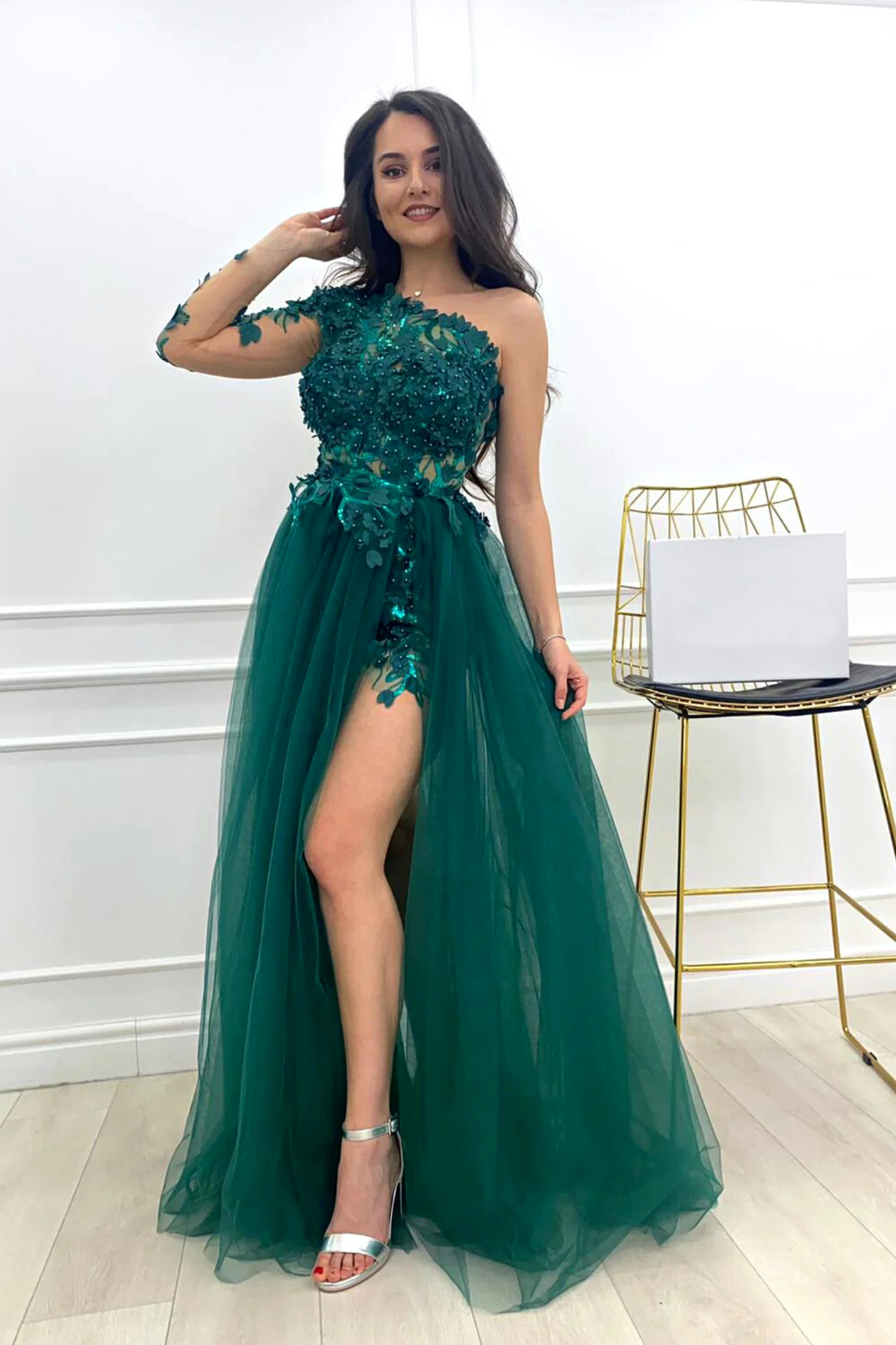 Abito lungo Moda-Mania verde smeraldo con manica singola, strascico in tulle e corpetto a fiori 3D.