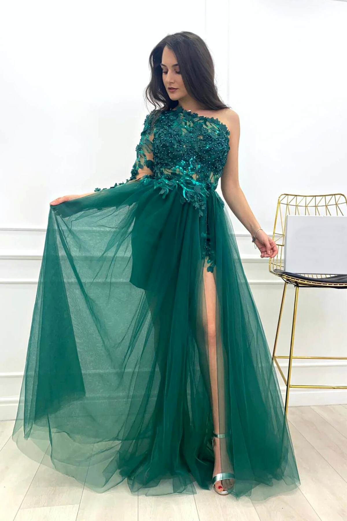 Abito lungo mono manica verde smeraldo Moda-Mania con strascico in tulle e corpetto a fiori 3D, elegante e raffinato.