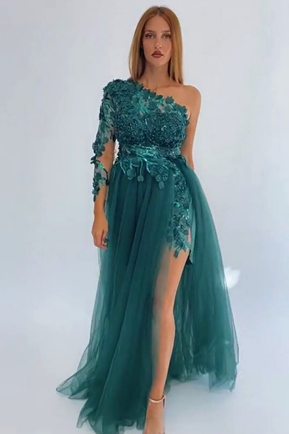 Abito lungo verde smeraldo Moda-Mania con mono manica, strascico in tulle e corpetto a fiori 3D, elegante e sofisticato.
