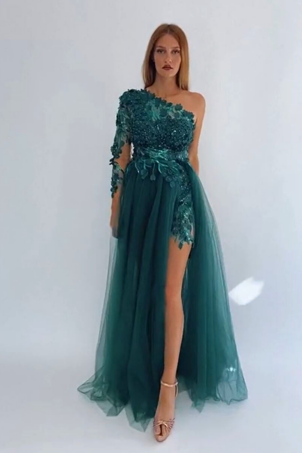 Abito lungo Moda-Mania con manica singola verde smeraldo, strascico in tulle e corpetto a fiori 3D.