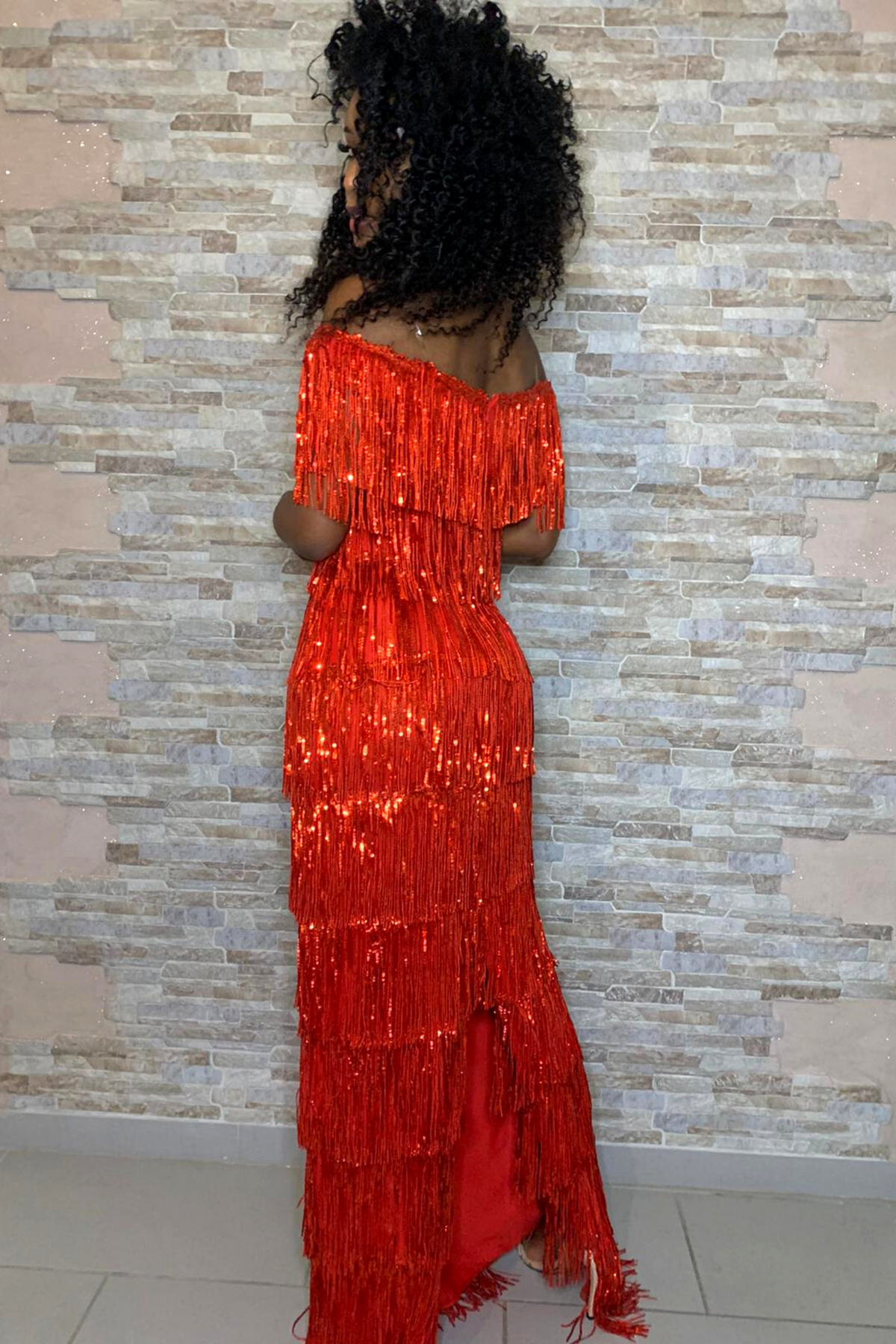 Abito lungo rosso Moda Mania con frange decorative in paillettes e scollo a barchetta, tessuto elegante e dettagli scintillanti