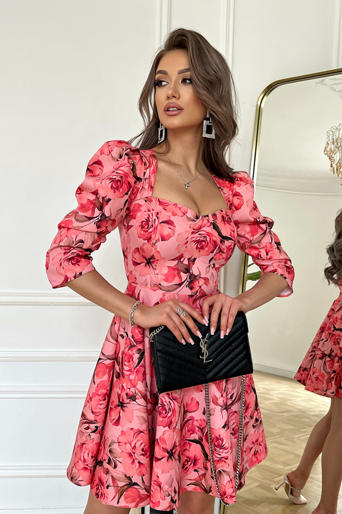 Abito svasato corallo con fantasia floreale, scollo a V, maniche tre quarti a sbuffo, Moda-Mania, abiti corti.