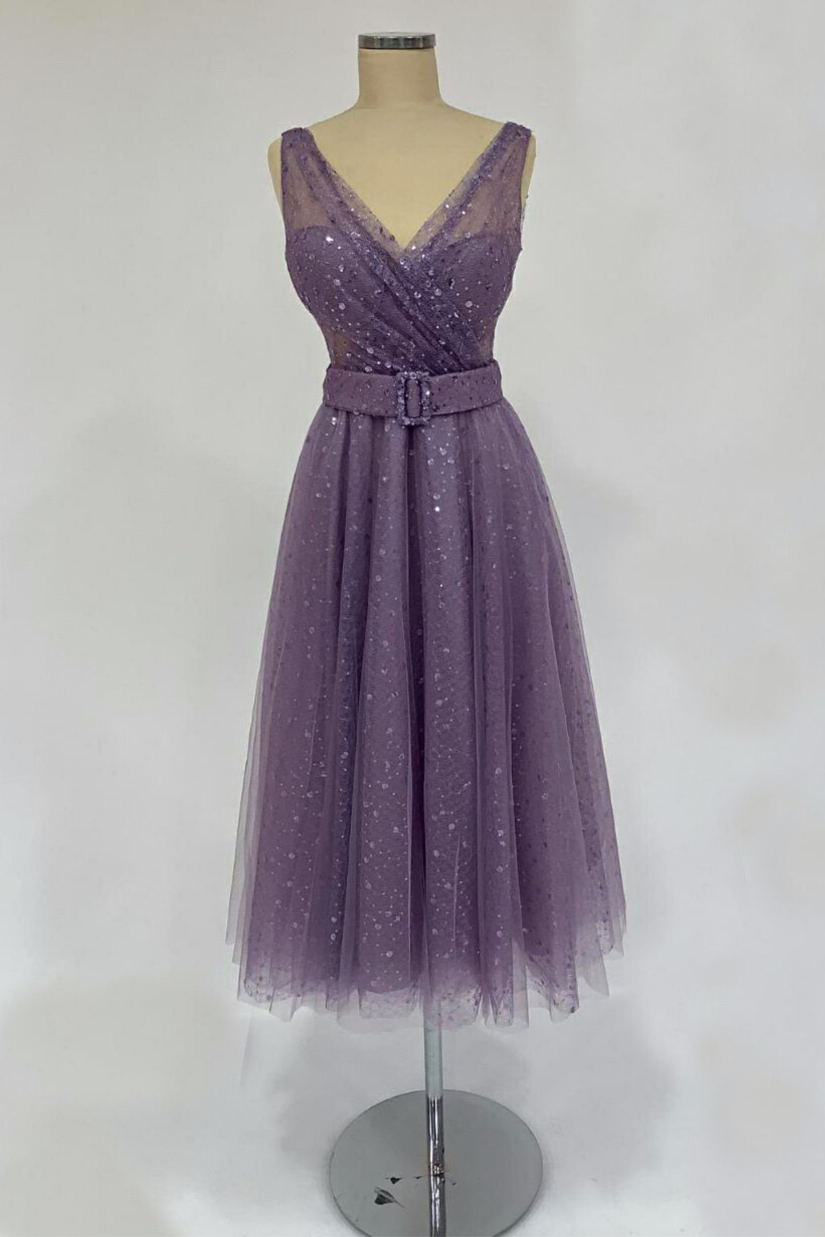 Abito svasato midi in tulle viola con paillettes, pois e cinturino, firmato Moda-Mania, mostra dettagli del tessuto e decorazioni.