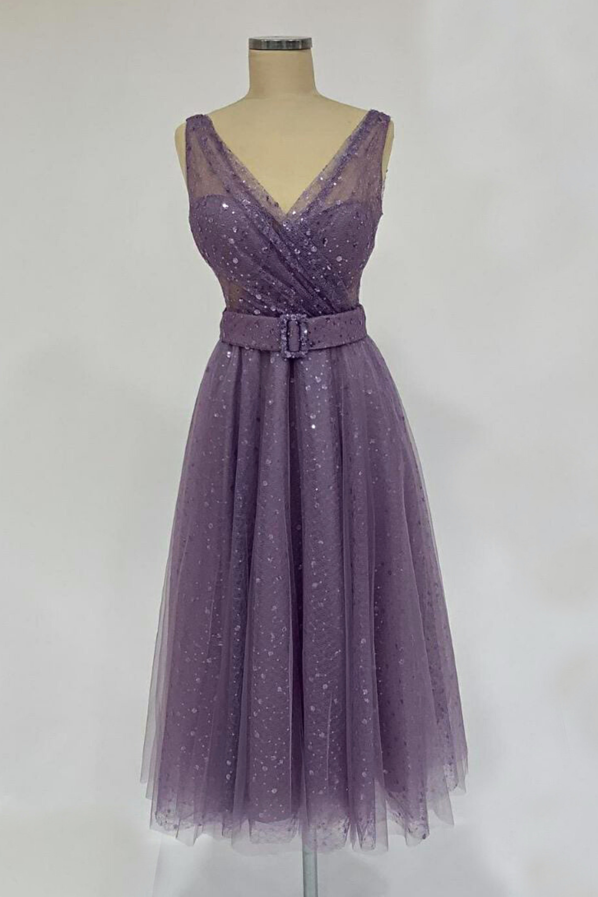 Abito svasato midi in tulle viola con paillettes e cinturino, stile simile pois, di Moda-Mania, immagine frontale.