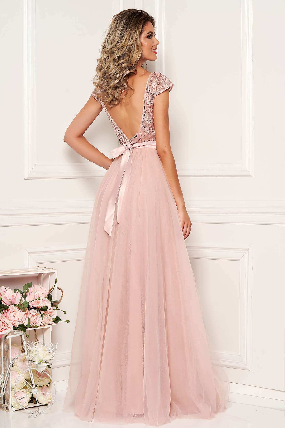 Abito lungo rosa Artista con corpetto aderente, schiena scoperta e gonna ampia in tulle con spacchi, elegante e femminile.