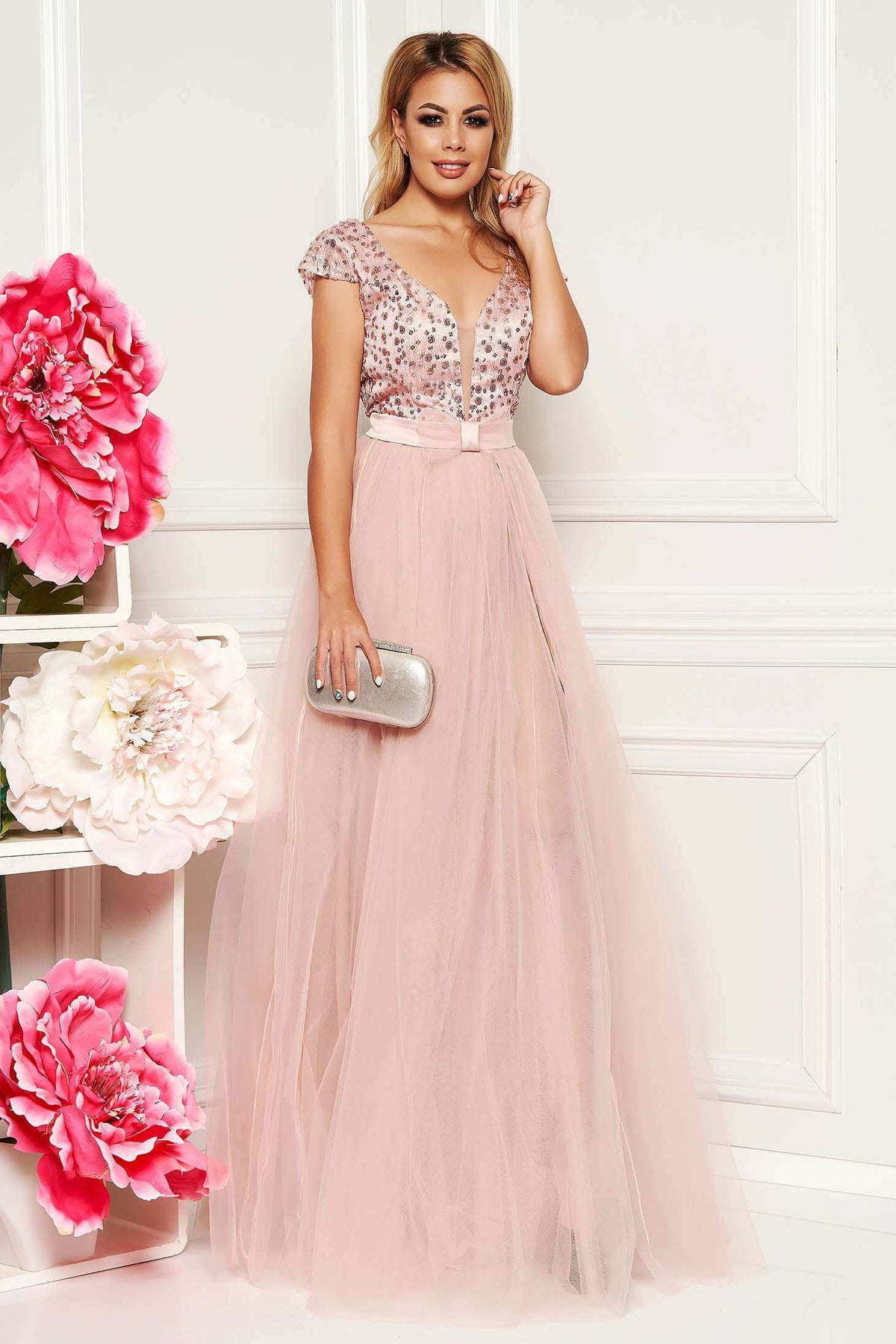 Abito lungo rosa Artista con corpetto aderente, schiena scoperta e gonna ampia in tulle con spacchi, elegante e femminile.