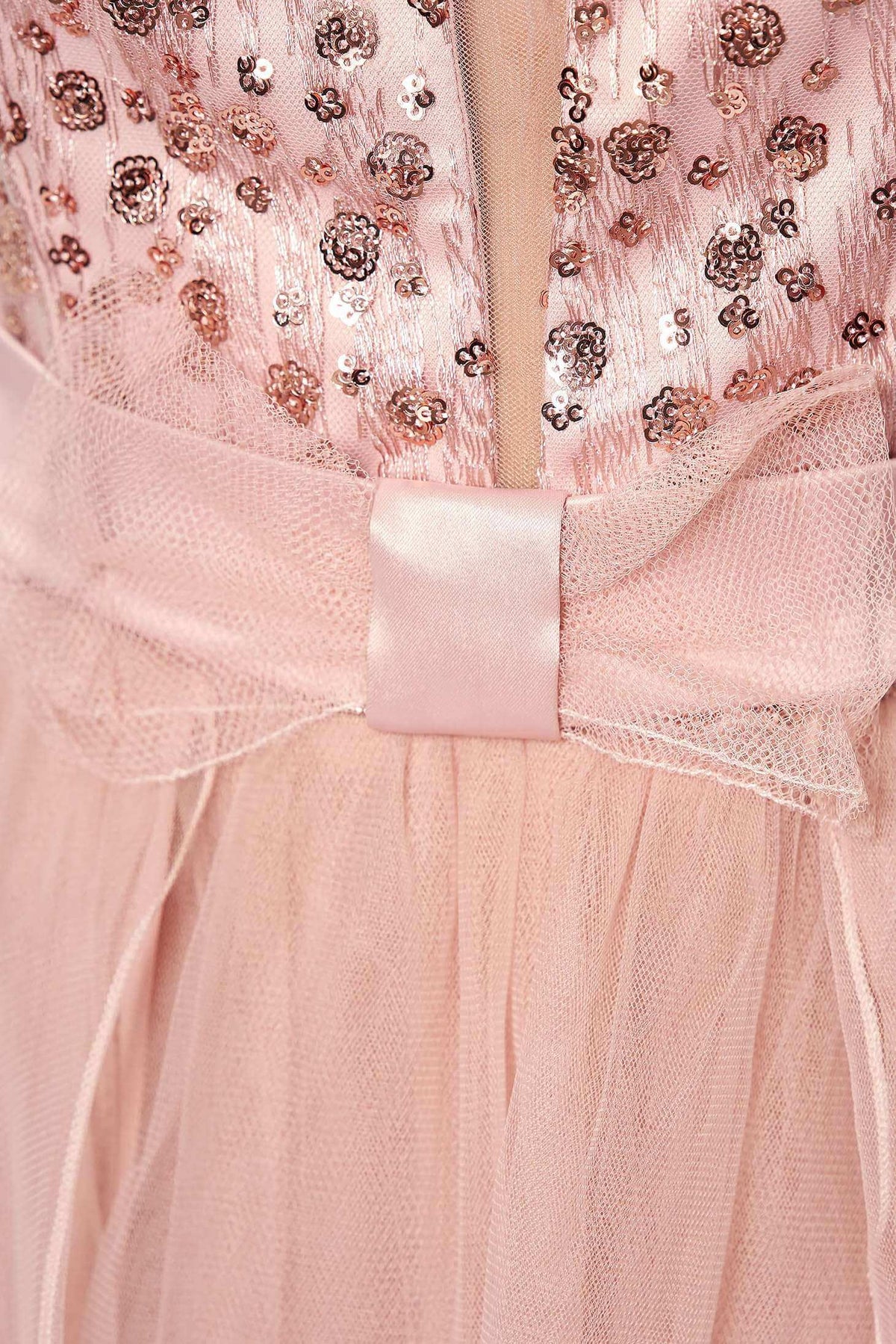 Abito lungo rosa Artista con corpetto aderente, schiena scoperta e gonna ampia in tulle con spacchi, elegante e femminile.