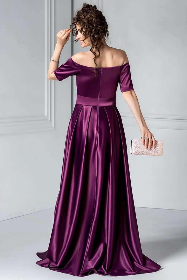 Abito lungo svasato viola scuro Artista con ricamo floreale e scollatura a barchetta, tessuto lucido e dettagli eleganti