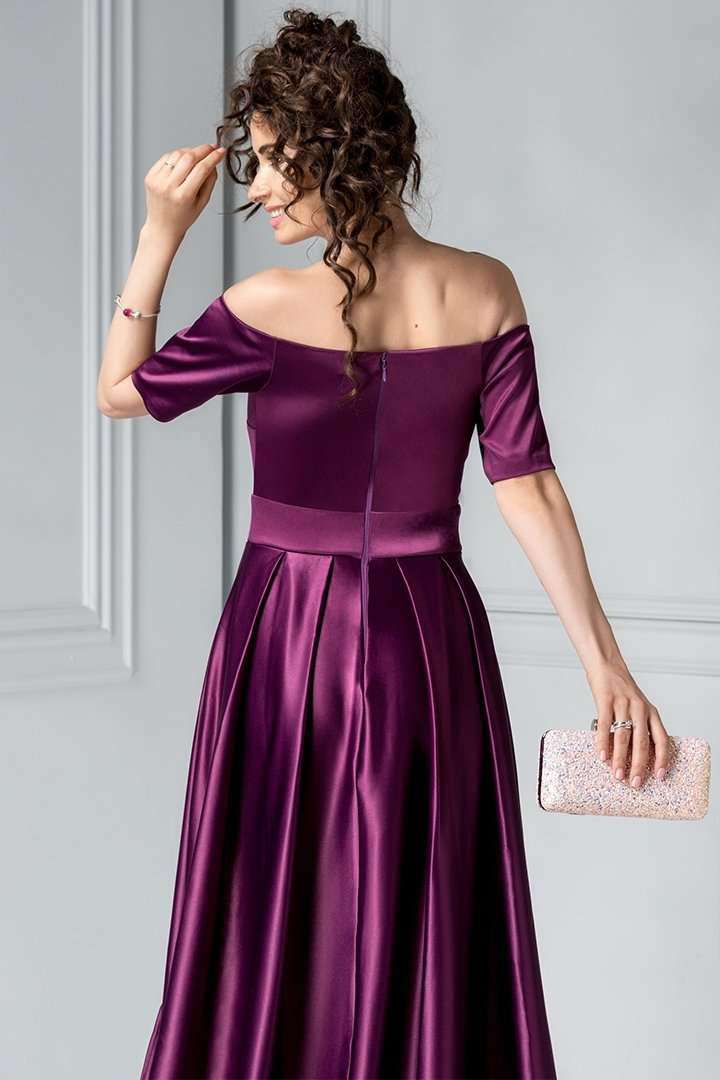 Abito lungo svasato viola scuro lucido Artista con ricamo floreale e scollatura a barchetta, tessuto elegante e raffinato.