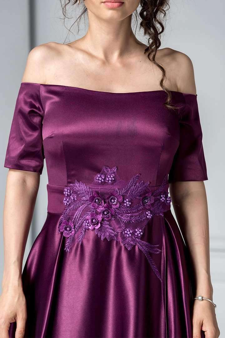 Abito lungo svasato viola scuro lucido Artista con ricami floreali e scollatura a barchetta, tessuto elegante e raffinato.
