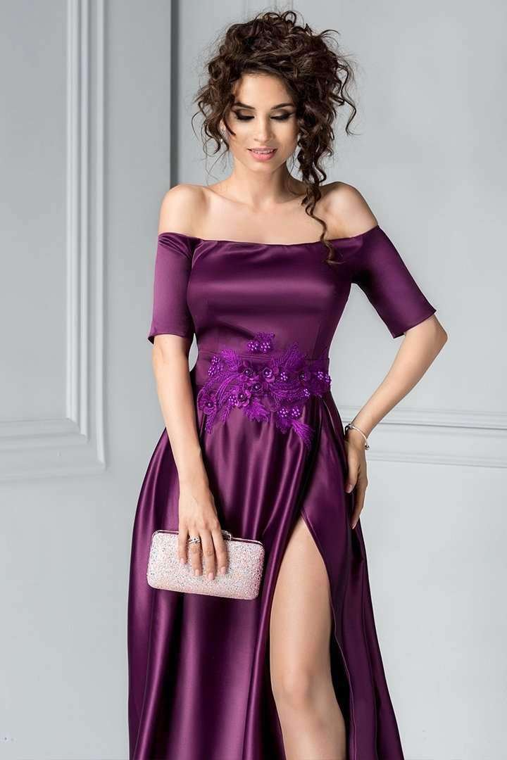 Abito lungo svasato viola scuro lucido Artista con ricamo floreale e scollatura a barchetta, in tessuto elegante e raffinato