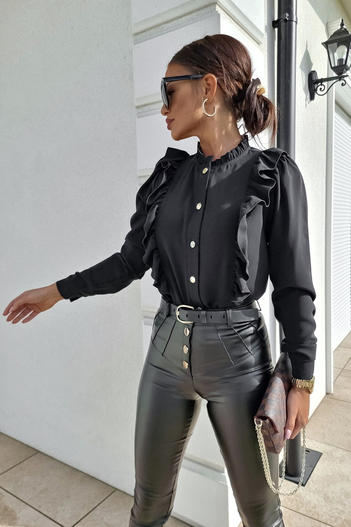 Camicia nera in viscosa Moda-Mania con collo alto, rouches e bottoni dorati, dettaglio della finitura elegante e sofisticata.