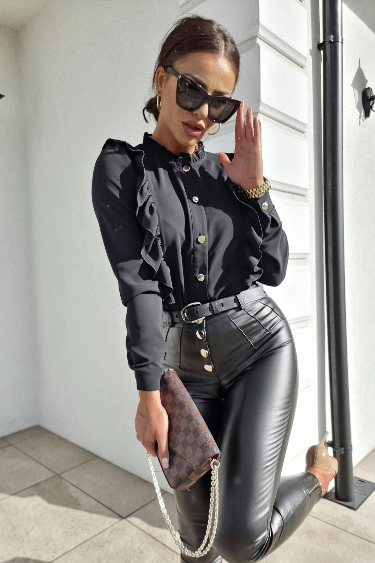 Camicia nera in viscosa Moda-Mania con collo alto, dettagli rouches e bottoni dorati, vestibilità elegante e raffinata.