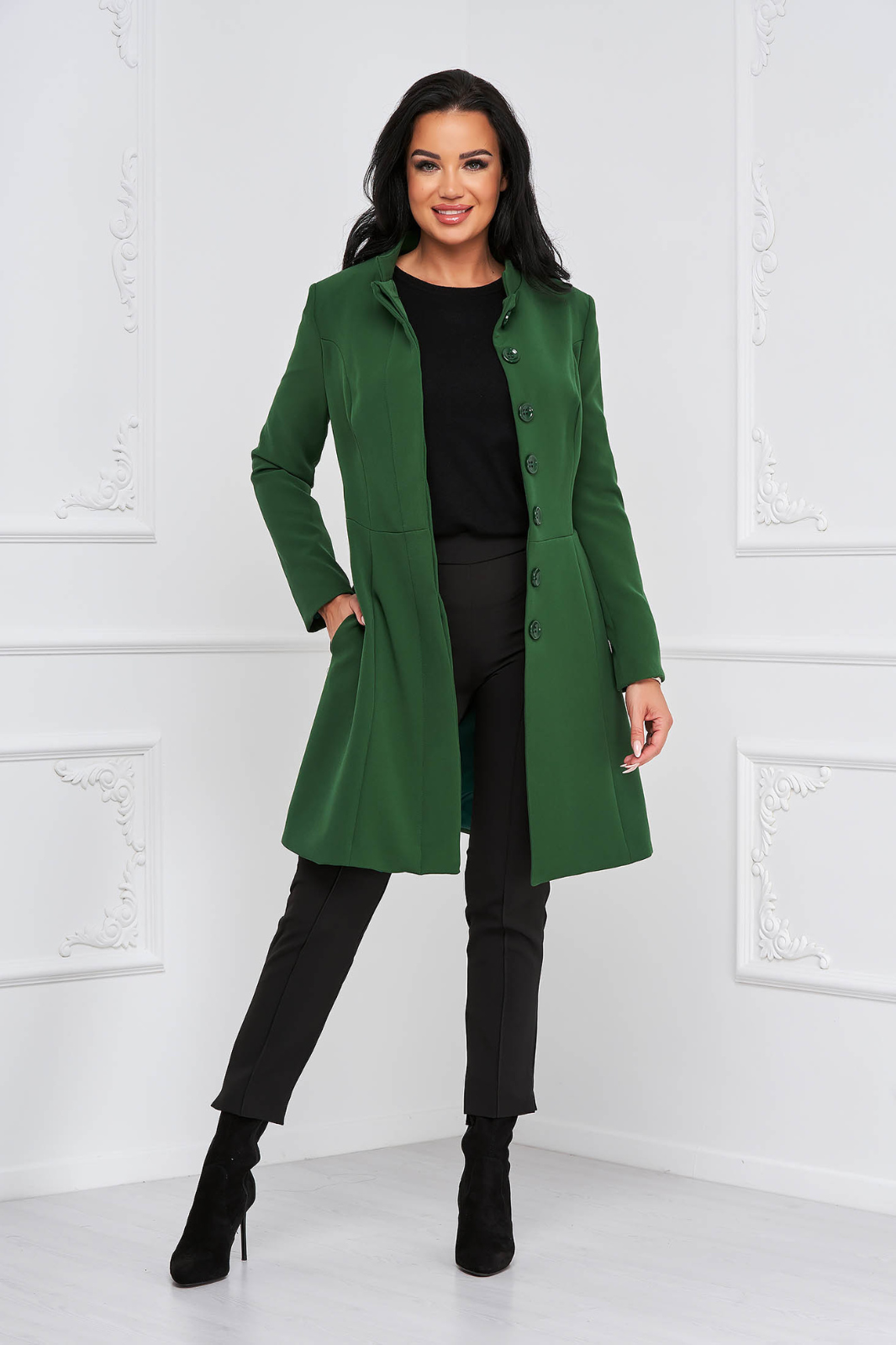 Cappotto verde smeraldo Artista in panno con collo alto, modello svasato e due cinture, elegante e di alta qualità.