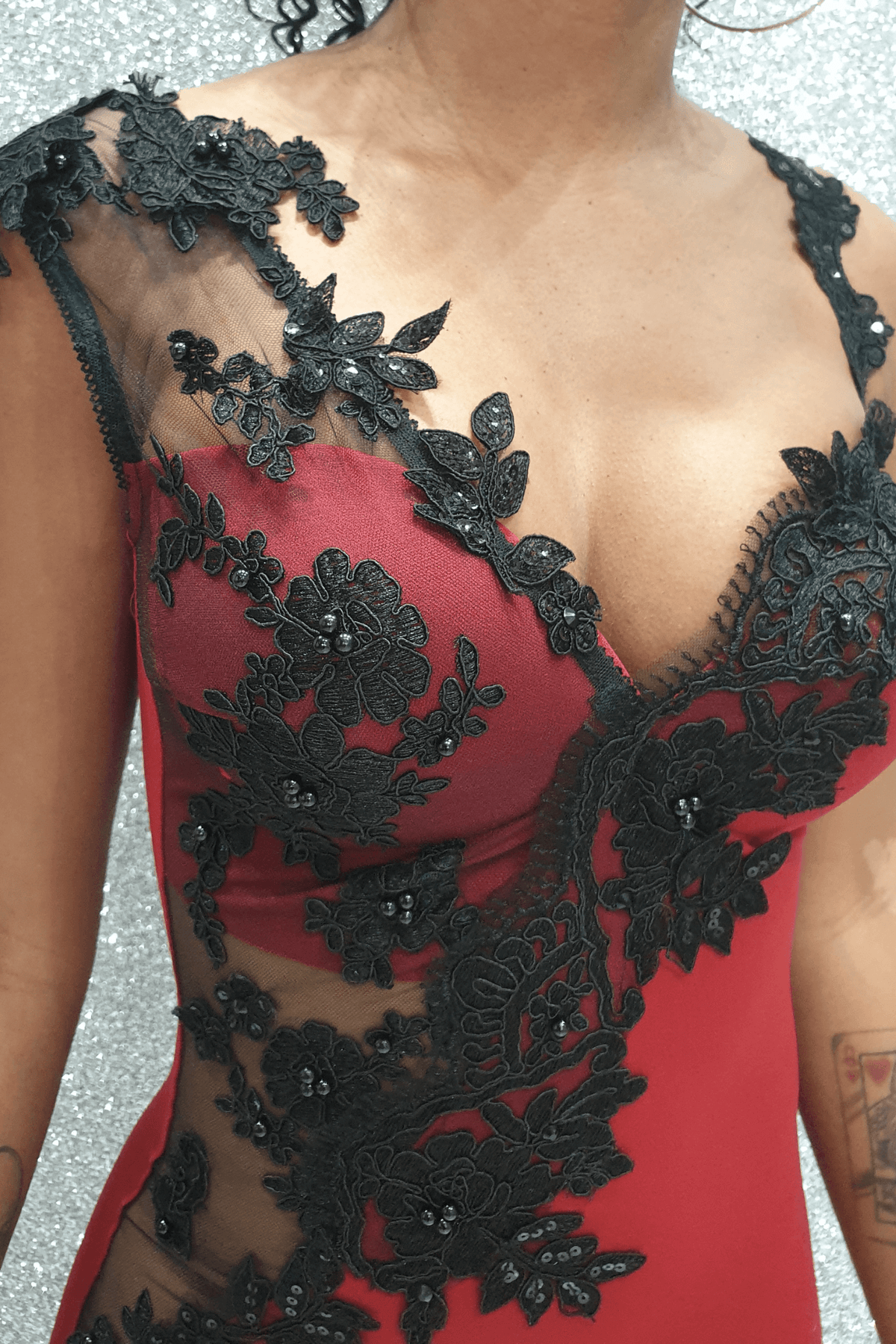 Abito a tubino rosso bordo Chanttal in tessuto elasticizzato con inserti in tulle ricamato nero e perline