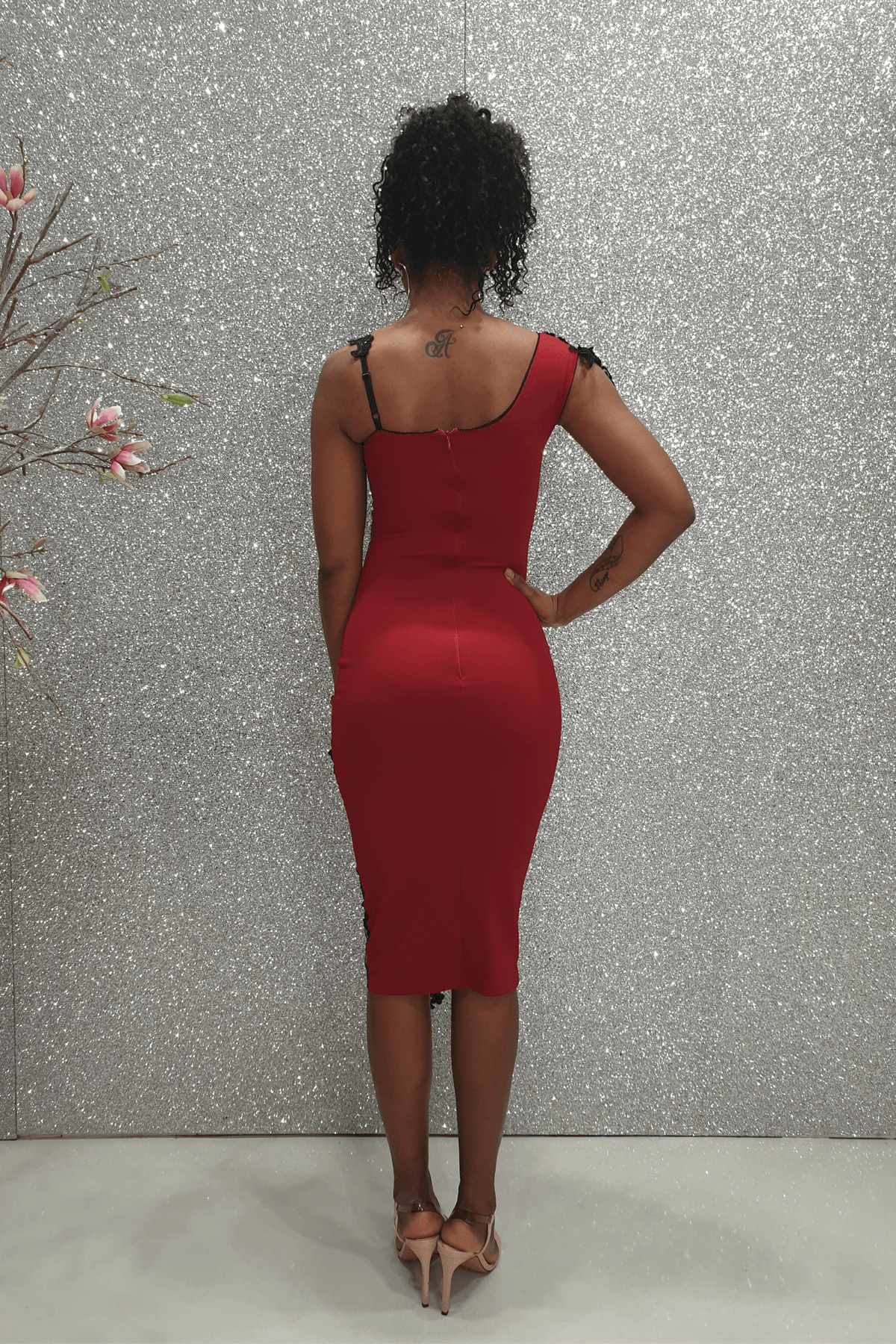 Abito a tubino rosso bordo Chanttal in tessuto elasticizzato con inserti in tulle ricamato nero e perline