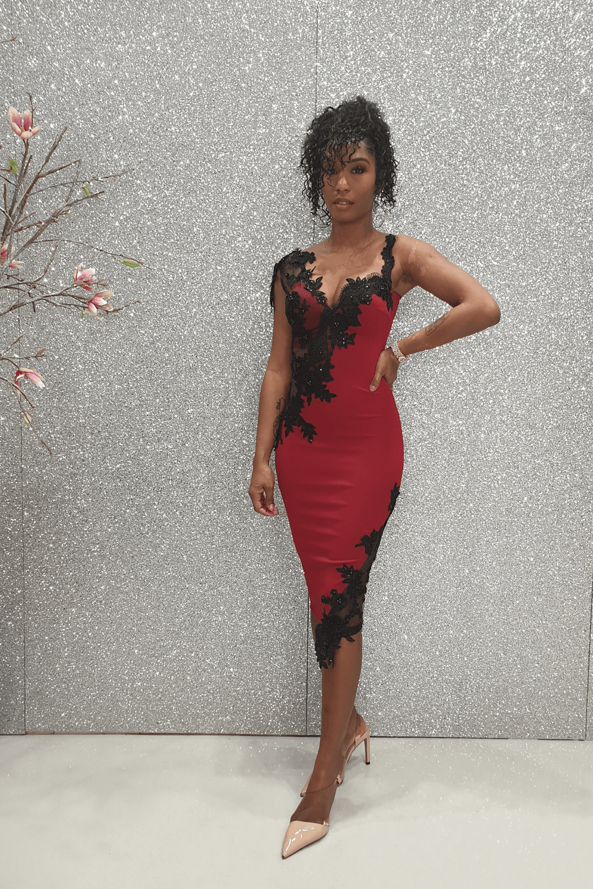 Abito a tubino rosso bordo Chanttal in tessuto elasticizzato con inserti in tulle ricamato nero e perline