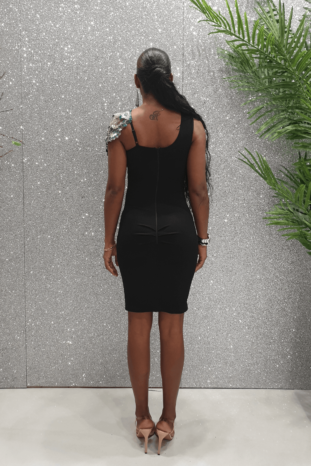 Abito corto a tubino nero Chanttal con inserti in tulle floreale ricamato verde, maniche tre quarti, elegante e femminile.