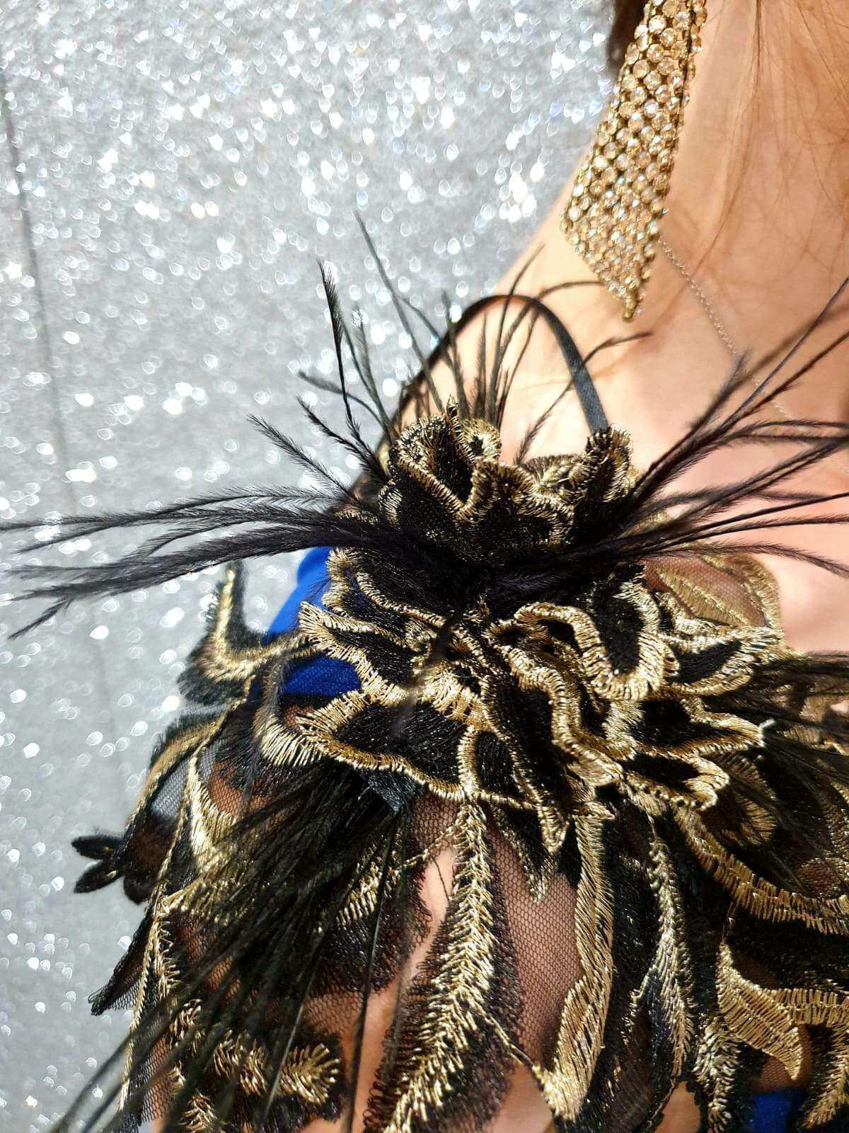 Abito lungo a sirena blu elettrico Chanttal con inserto in tulle ricamato e dettagli in piume, elegante e sofisticato.