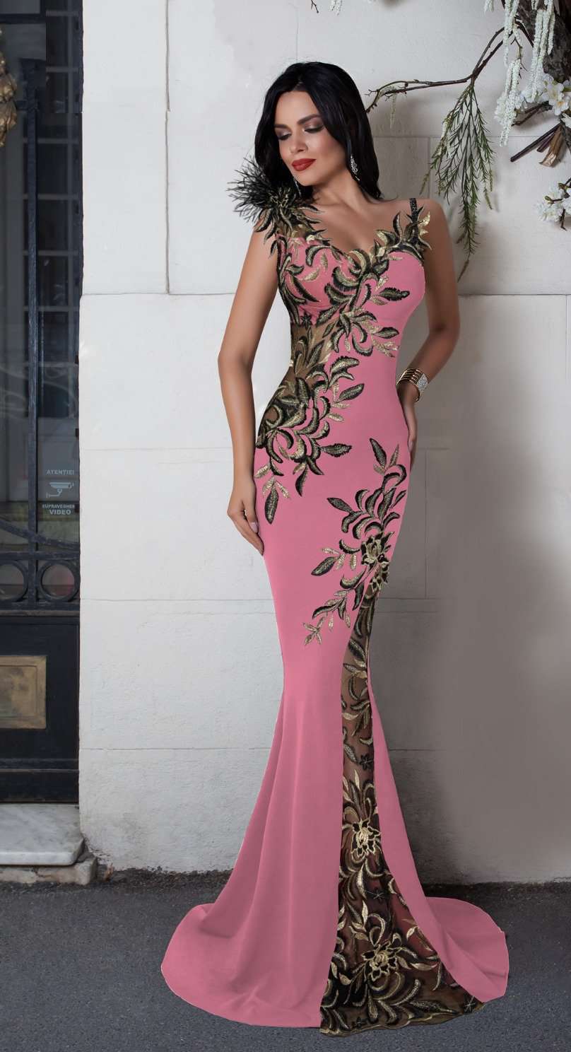 Abito lungo a sirena rosa Chanttal con inserto in tulle ricamato e piume decorative, moda elegante e sofisticata.