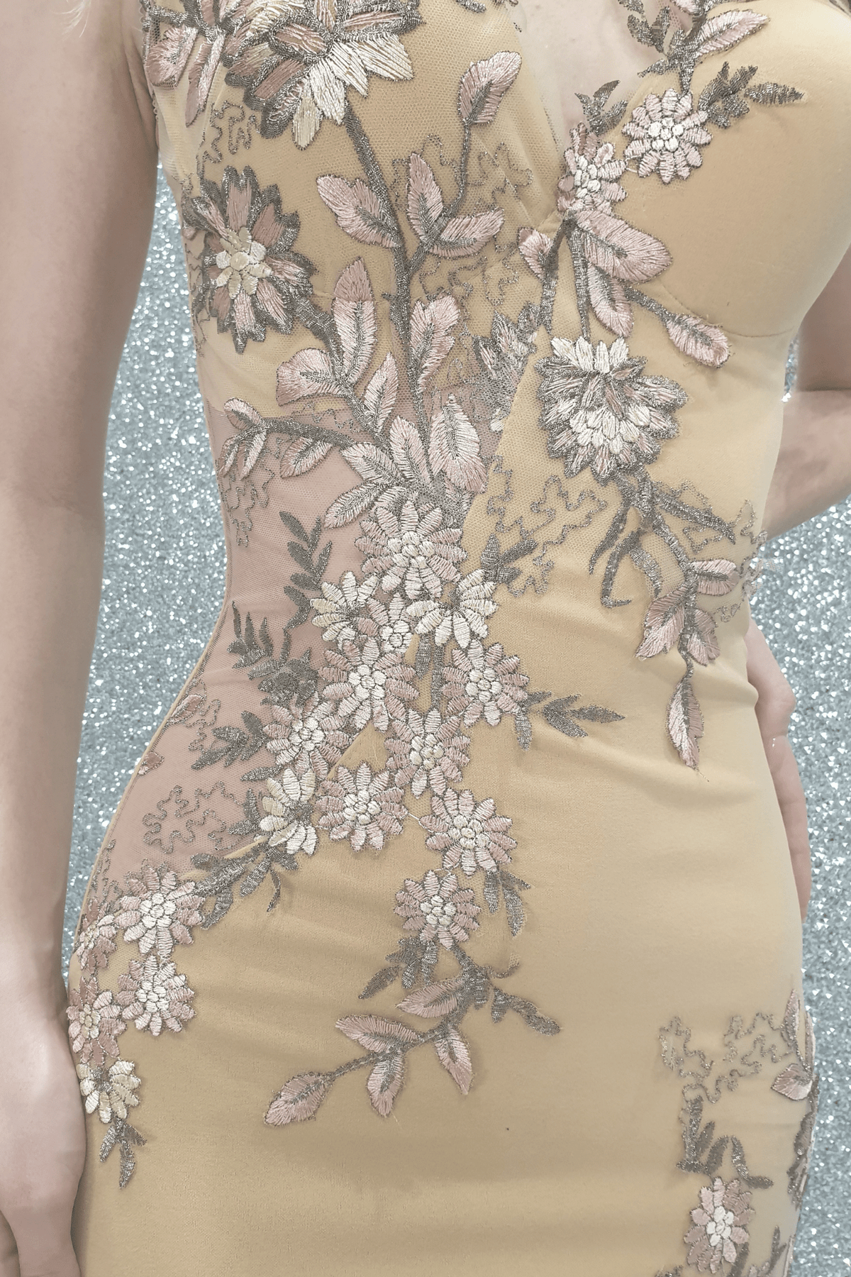 Abito lungo beige a sirena Chanttal con inserto in tulle floreale ricamato rosa, abito da sera elegante e femminile.