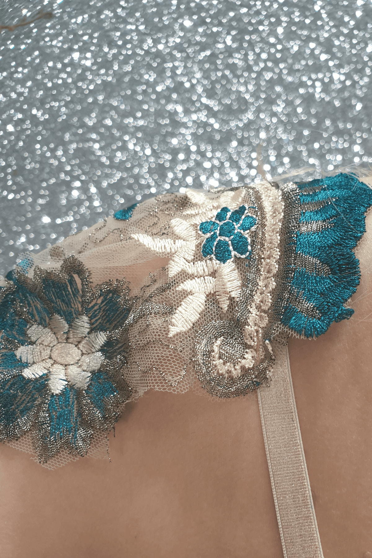 Abito lungo beige a sirena Chanttal con inserto in tulle floreale ricamato verde, dettagli elegante e femminile.