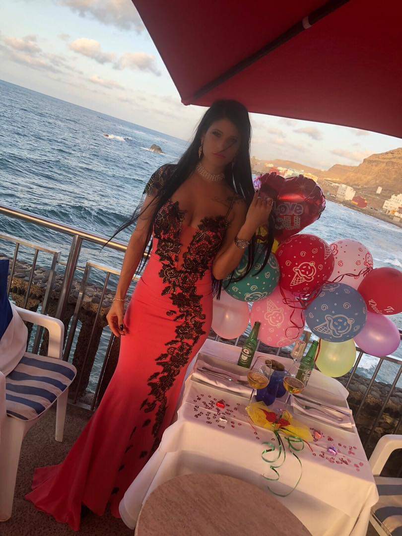 Abito lungo corallo Chanttal, modello a sirena con ricami floreali neri e dorati, abito elegante con dettagli raffinati.