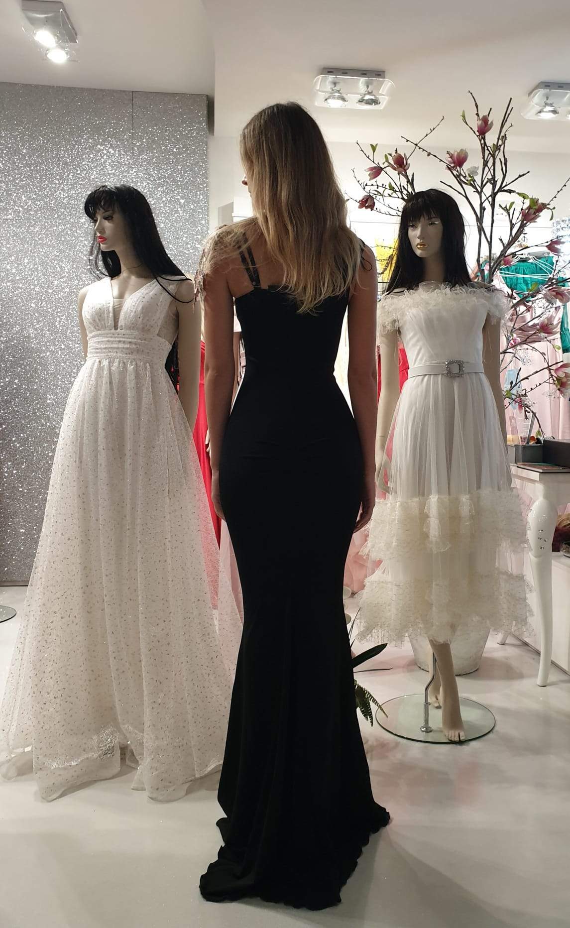 Abito lungo nero a sirena Chanttal con inserto in tulle floreale ricamato rosa, dettaglio elegante e femminile
