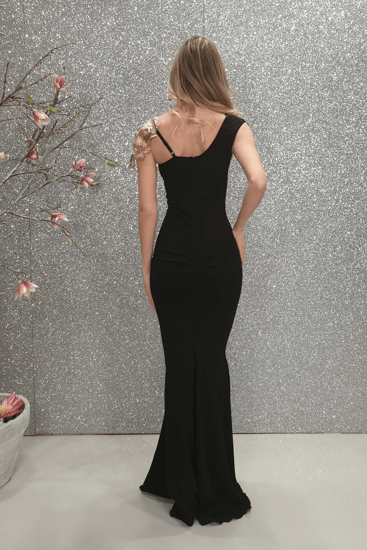 Abito lungo nero a sirena Chanttal con inserto in tulle floreale ricamato rosa, vestito elegante da sera con dettagli raffinati