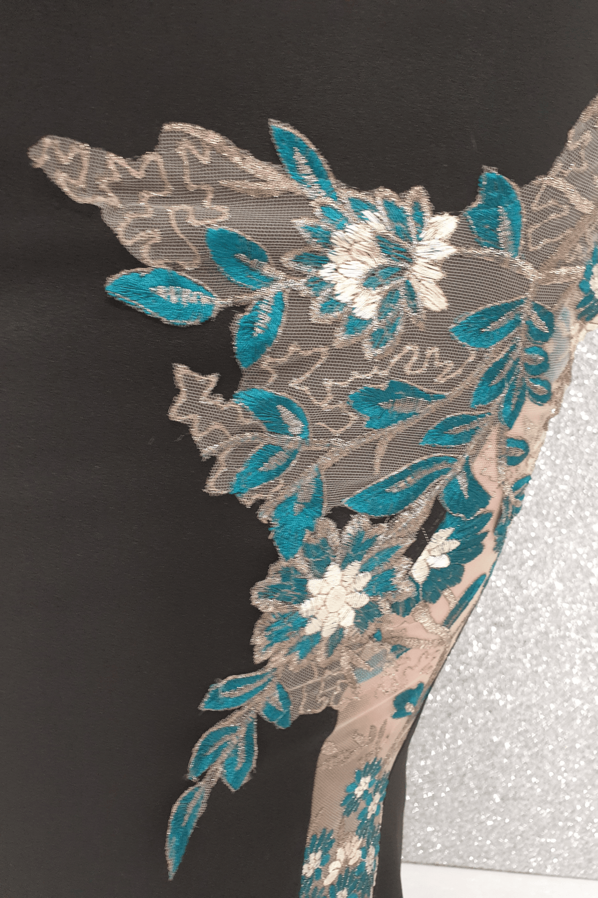 Abito lungo nero a sirena Chanttal con inserto in tulle floreale ricamato verde, dettagli eleganti e femminili.