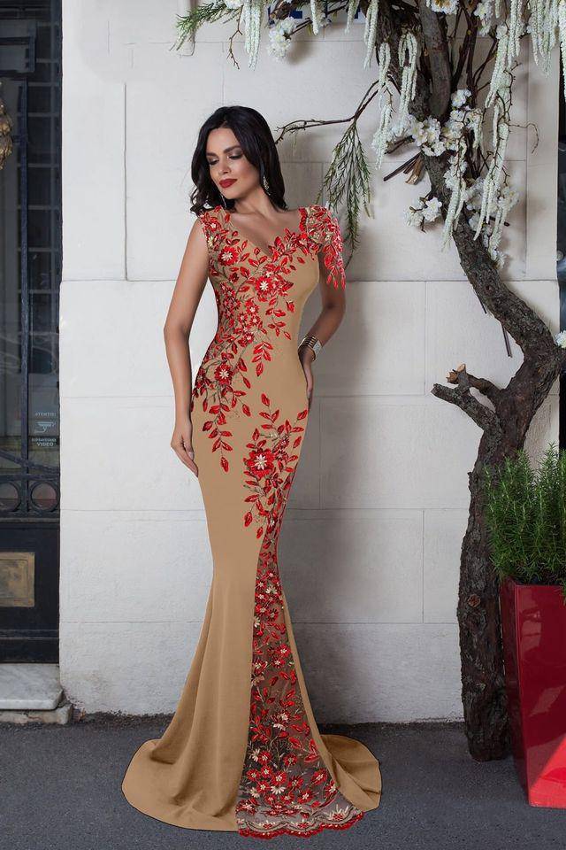 Abito lungo beige a sirena Chanttal con inserto in tulle floreale ricamato rosso, vestito elegante e femminile.