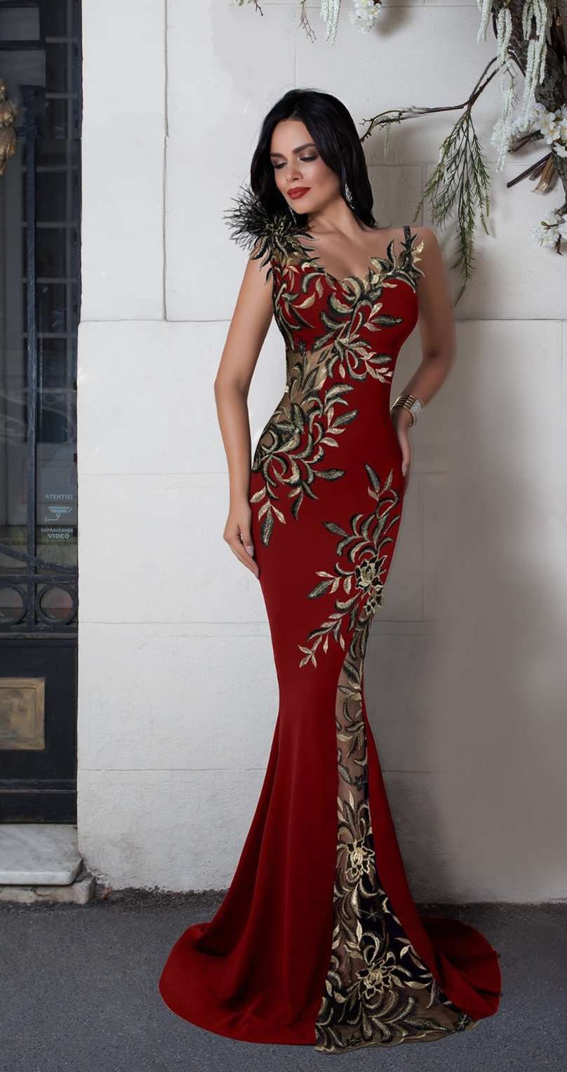 Abito lungo a sirena Bordeaux Chanttal con inserto in tulle ricamato e piume decorative, visibile in dettaglio.