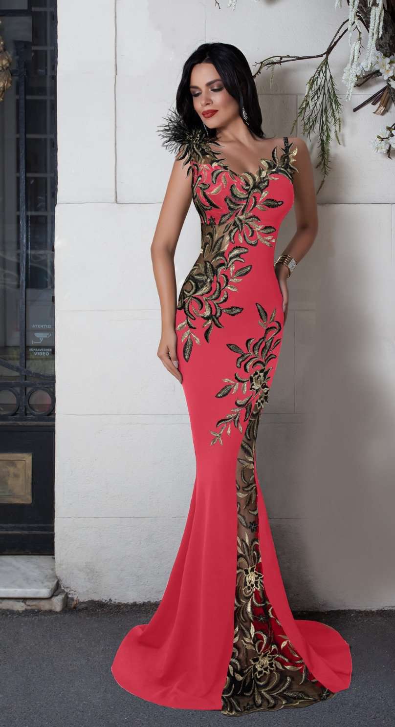Abito lungo a sirena corallo Chanttal con inserto in tulle ricamato e piume decorative, vestito elegante da sera.